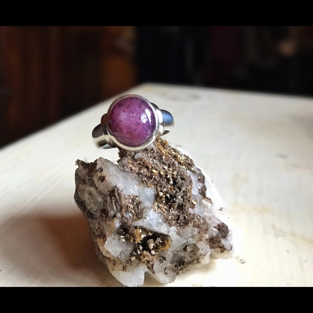 Gorgeous Star ruby ring, size 6